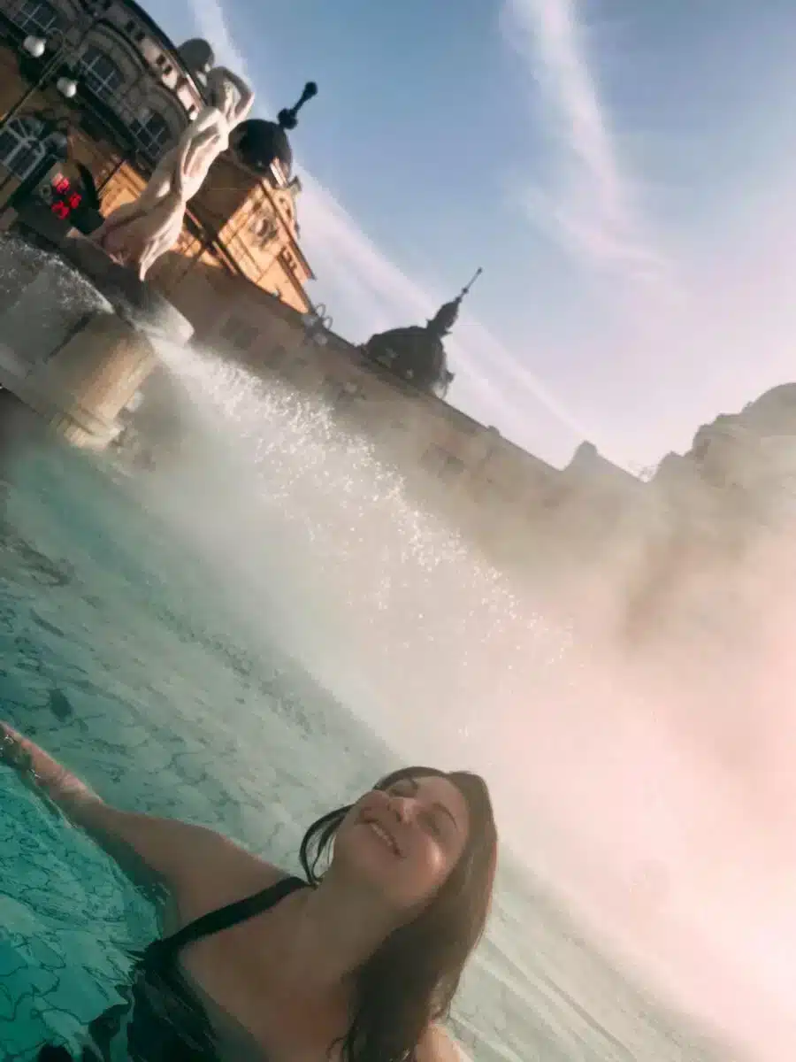 Entspannung im dampfenden Außenbecken des Széchenyi Thermalbads Budapest an einem Wintertag