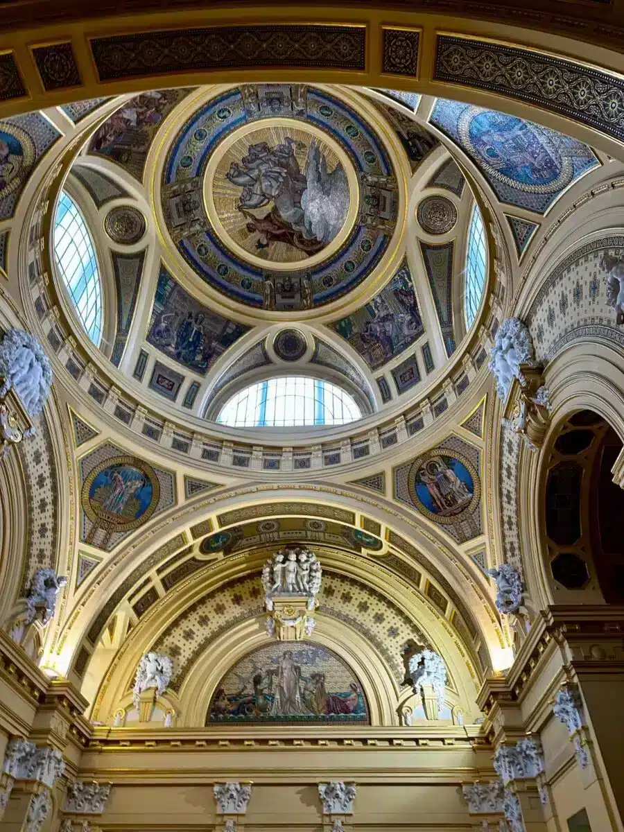 Prachtvolle neobarocke Kuppel mit Fresken und Mosaiken im Inneren des Széchenyi Thermalbads Budapest