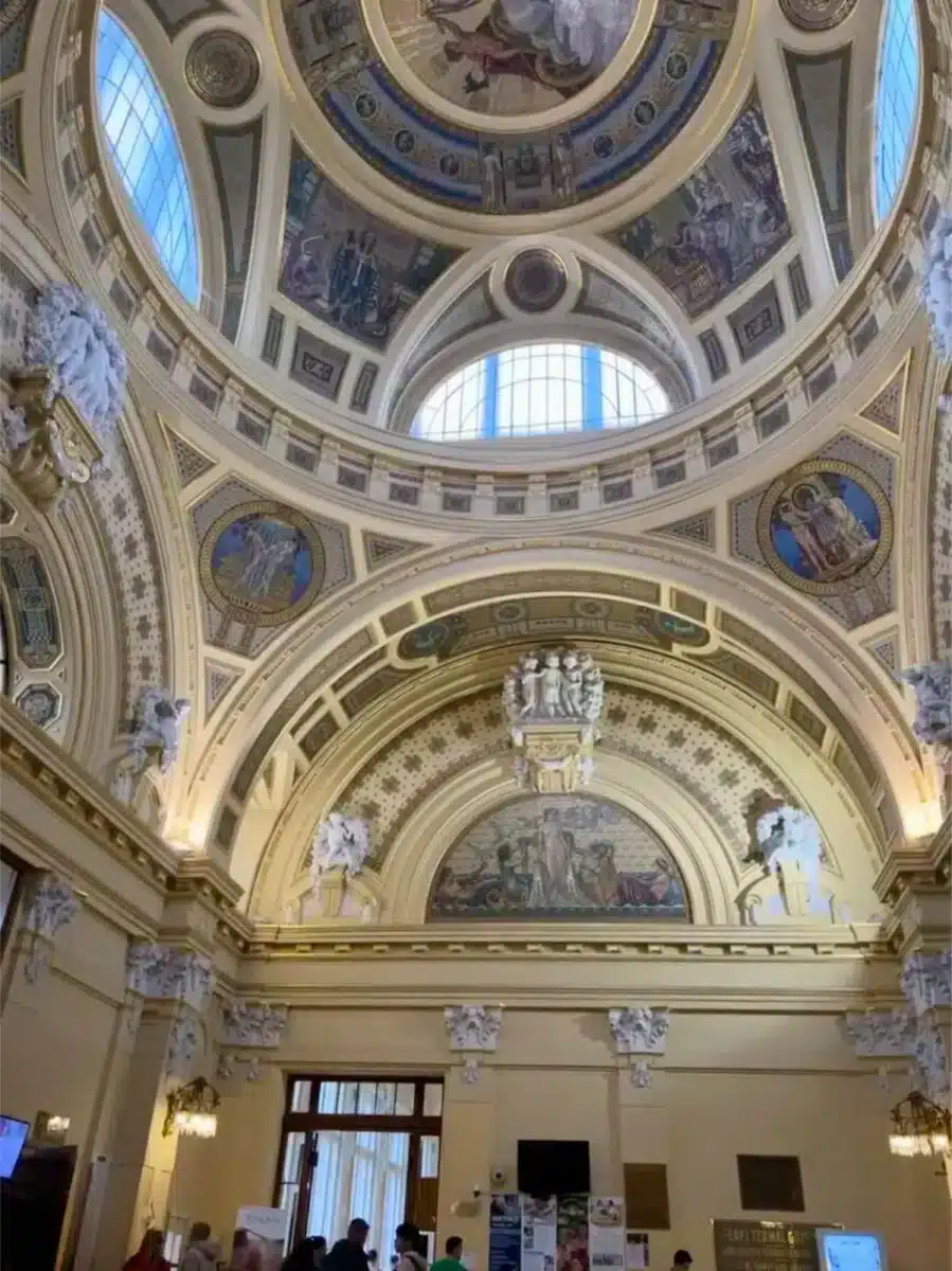 Eindrucksvolle Eingangshalle des Széchenyi Thermalbads Budapest mit verzierter Kuppeldecke und Wandmosaiken