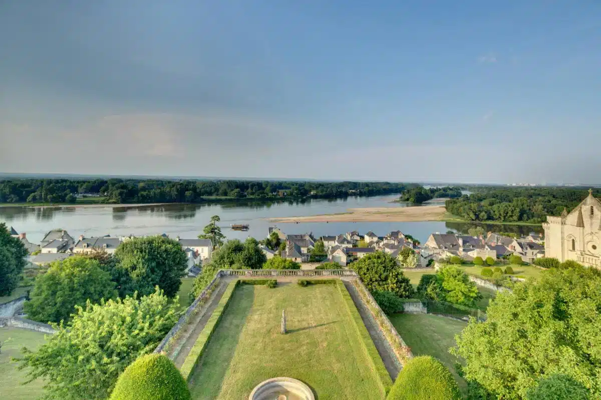 Luftaufnahme vom Turm des Château de Candes mit Blick auf die formale Gartenterrasse, das Dorf Candes-Saint-Martin und die Loire dahinter