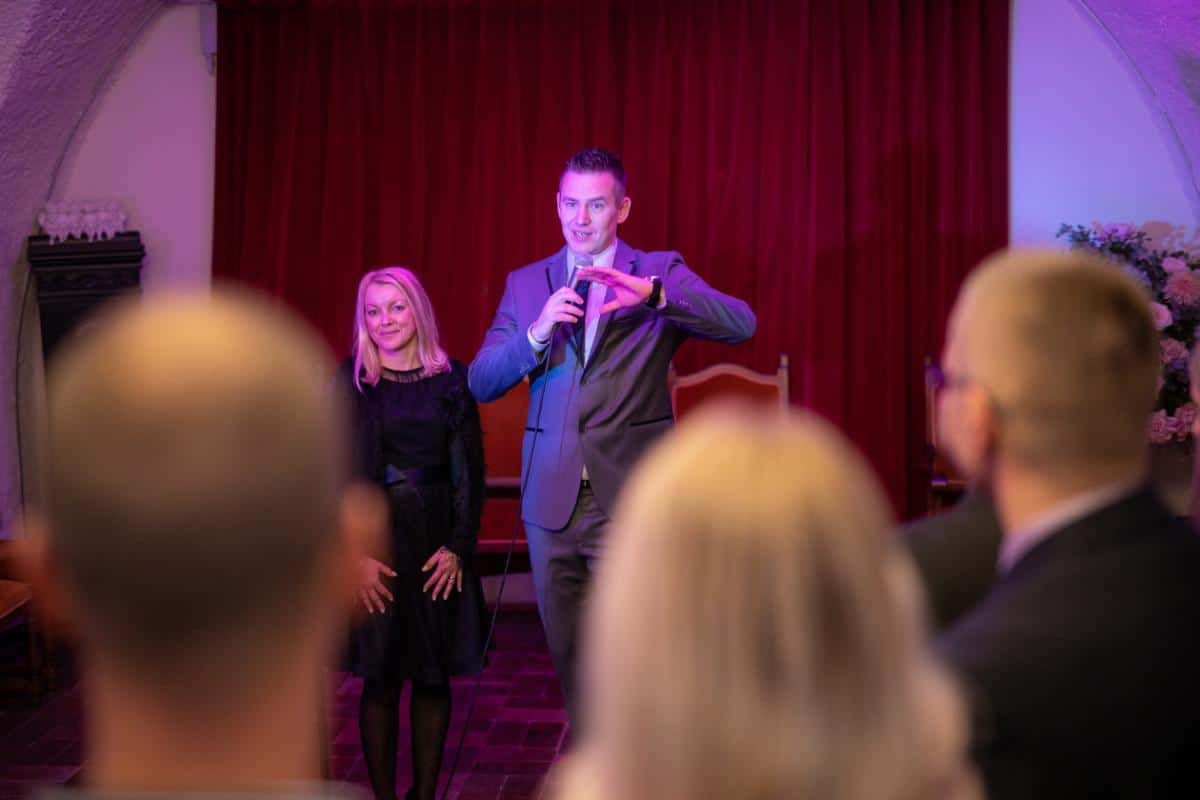 Mitja Mirtic bei einer Präsentation auf einer Goolets Yachtcharter-Veranstaltung mit rotem Vorhang und Publikum