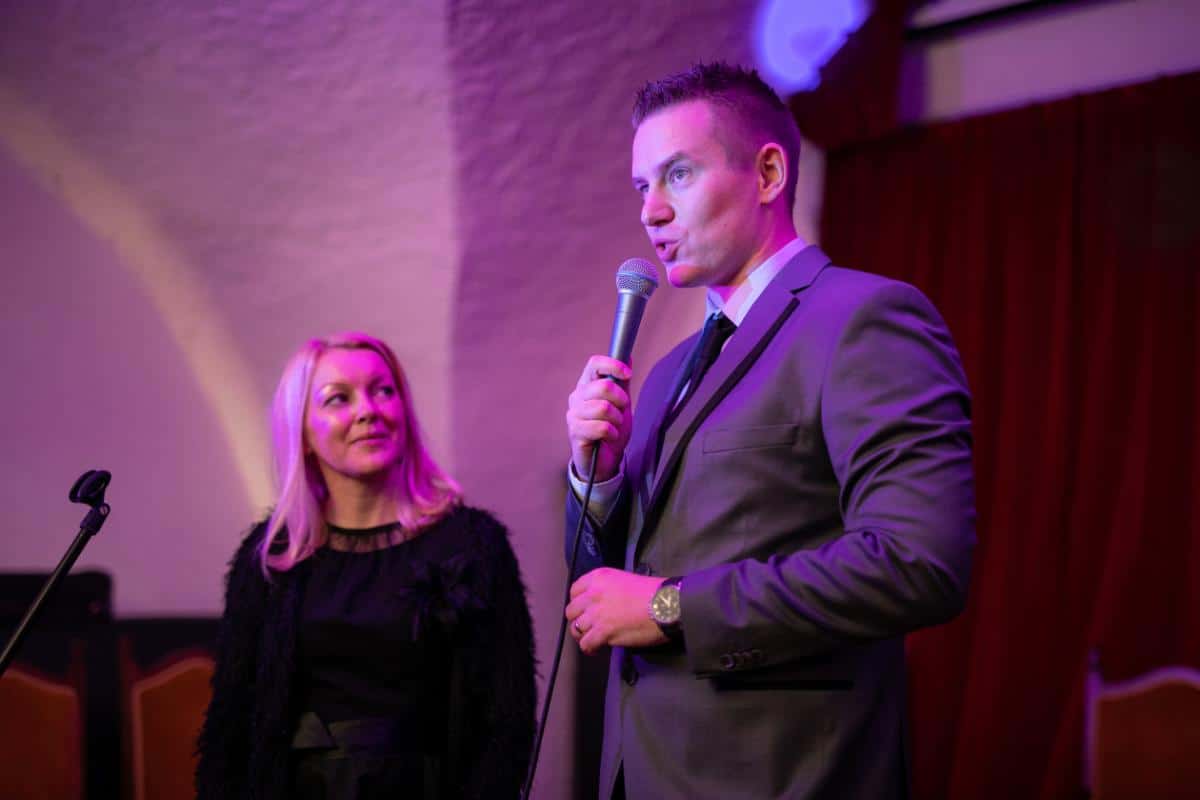 Mitja Mirtic Gründer von Goolets bei einem Vortrag auf einer Yachtcharter-Veranstaltung am Bleder See mit lila Bühnenlicht