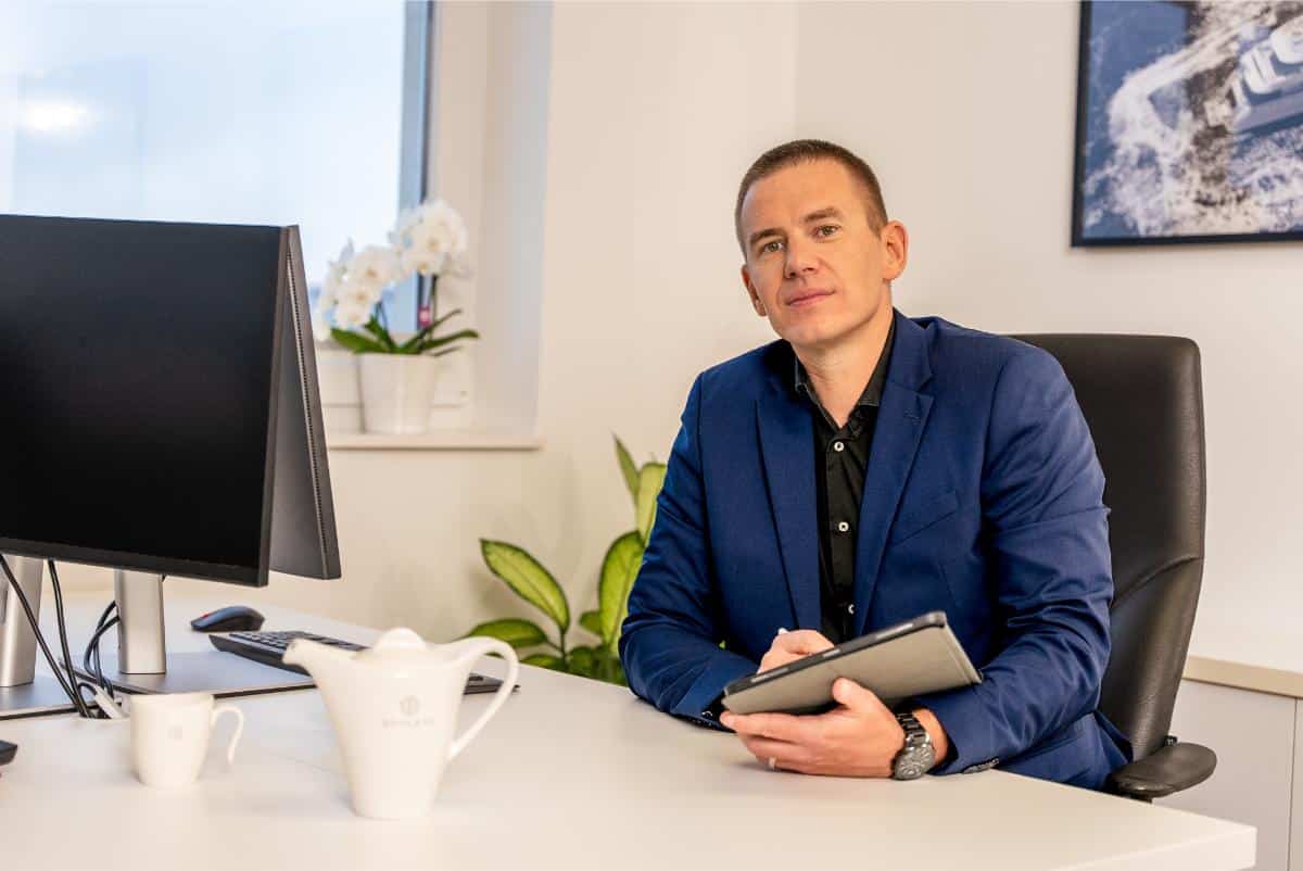 Porträt von Mitja Mirtic im Goolets-Büro mit marineblauem Blazer beim Notizenmachen