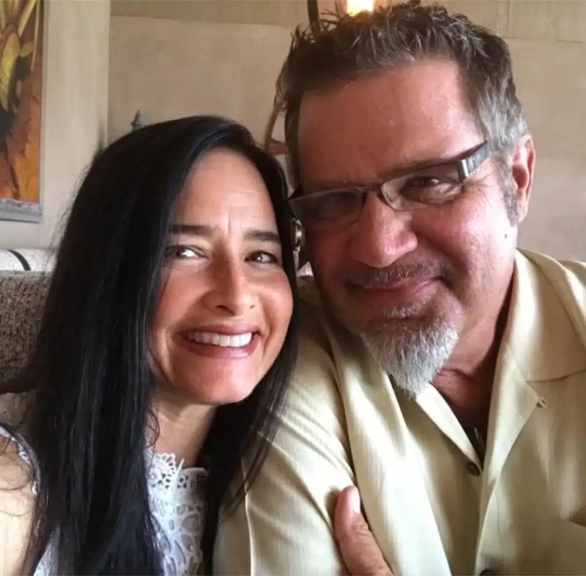 Mike und Laura Wieters, die Gründer und Eigentümer des Weinguts Domaine Chardonnay in Temecula, Kalifornien, lächelnd in einem Nahaufnahme-Portrait