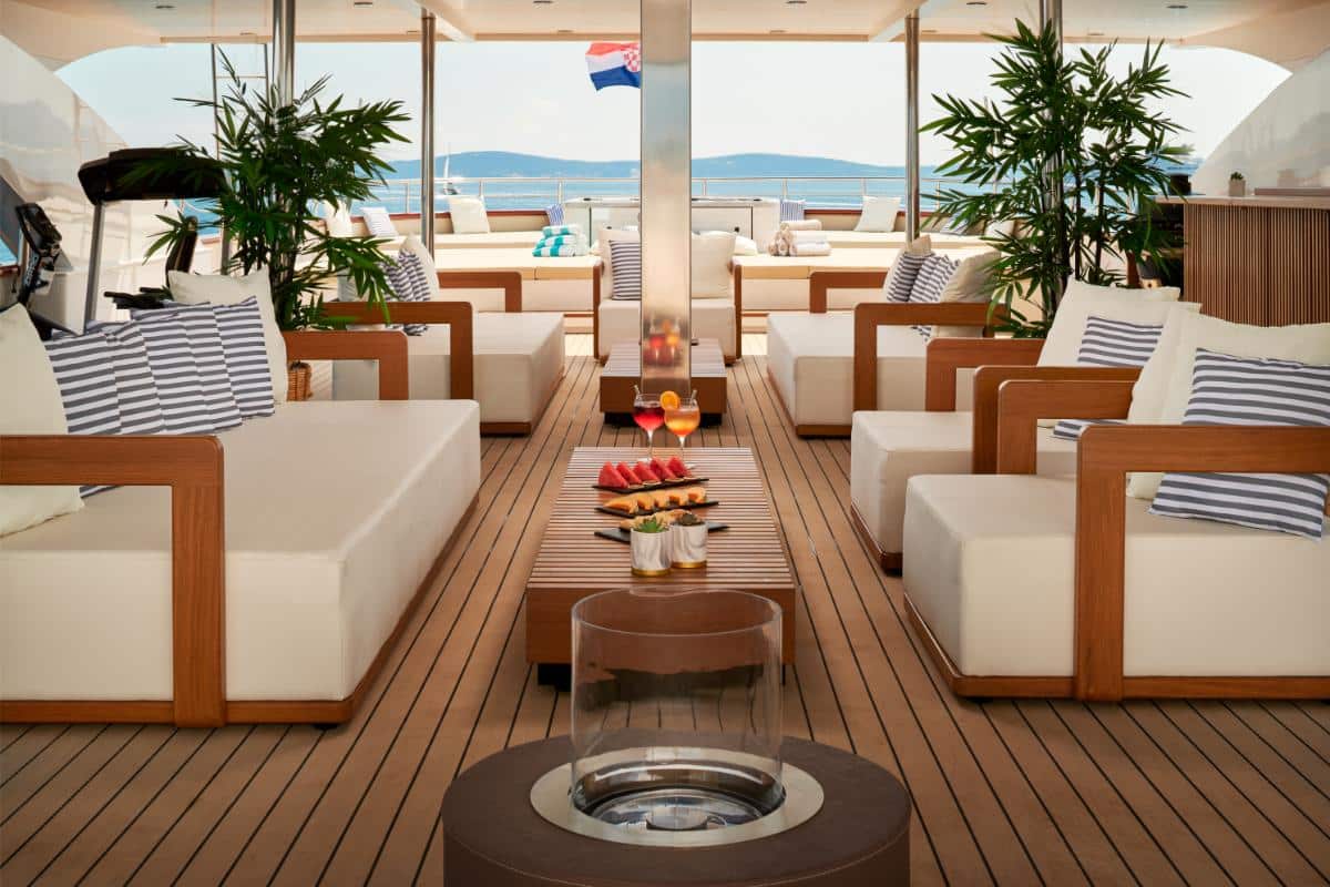 Sonnendeck der Yacht Ohana mit Liegen Sofas und Whirlpool mit Blick auf die kroatische Küste