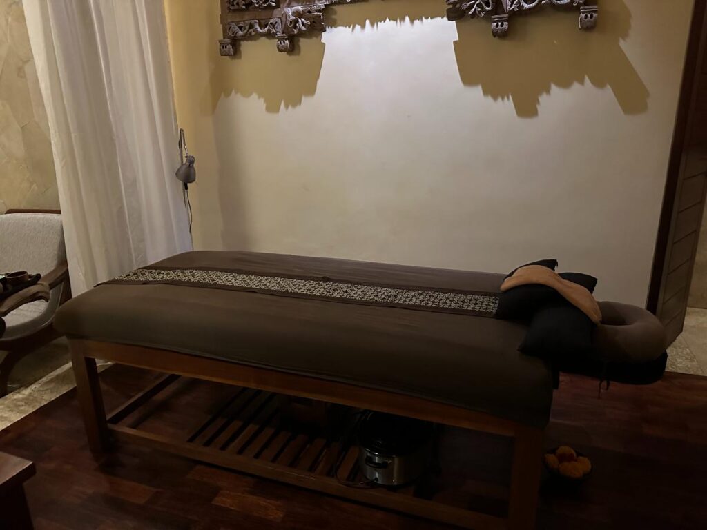 Spa-Beratungsraum der Munduk Moding Plantation Bali mit balinesisch geschnitzter Dekoration, Holzschreibtisch und Behandlungswerkzeugen