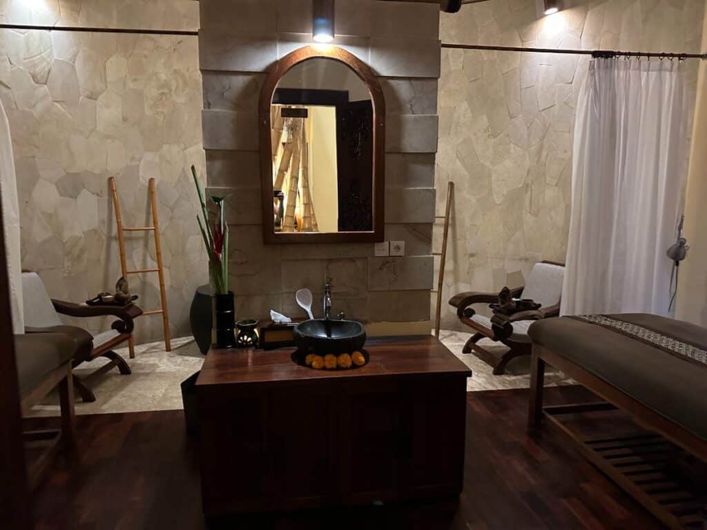 Private Saunakabine der Munduk Moding Plantation Bali mit Zedernholz-Interieur, Bank und bereitgehängtem weißem Bademantel