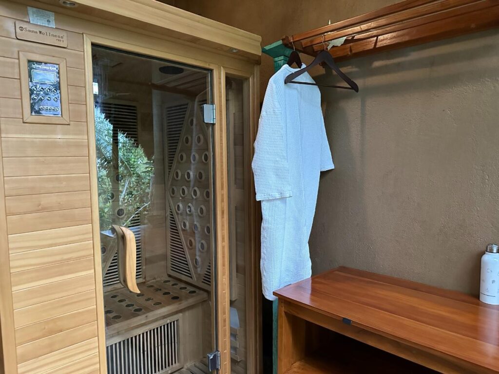 Spa-Entspannungsbereich der Munduk Moding Plantation Bali mit Bambus-Wandpaneelen und dekorativen Pflanzenarrangements