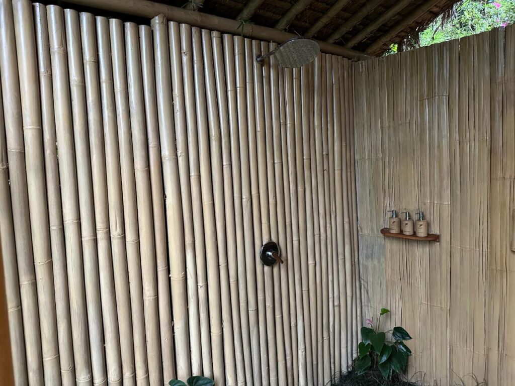 Fitnessraum der Munduk Moding Plantation Bali mit Laufbändern, Cardiogeräten und großen Fenstern mit Blick auf den Hochlanddschungel