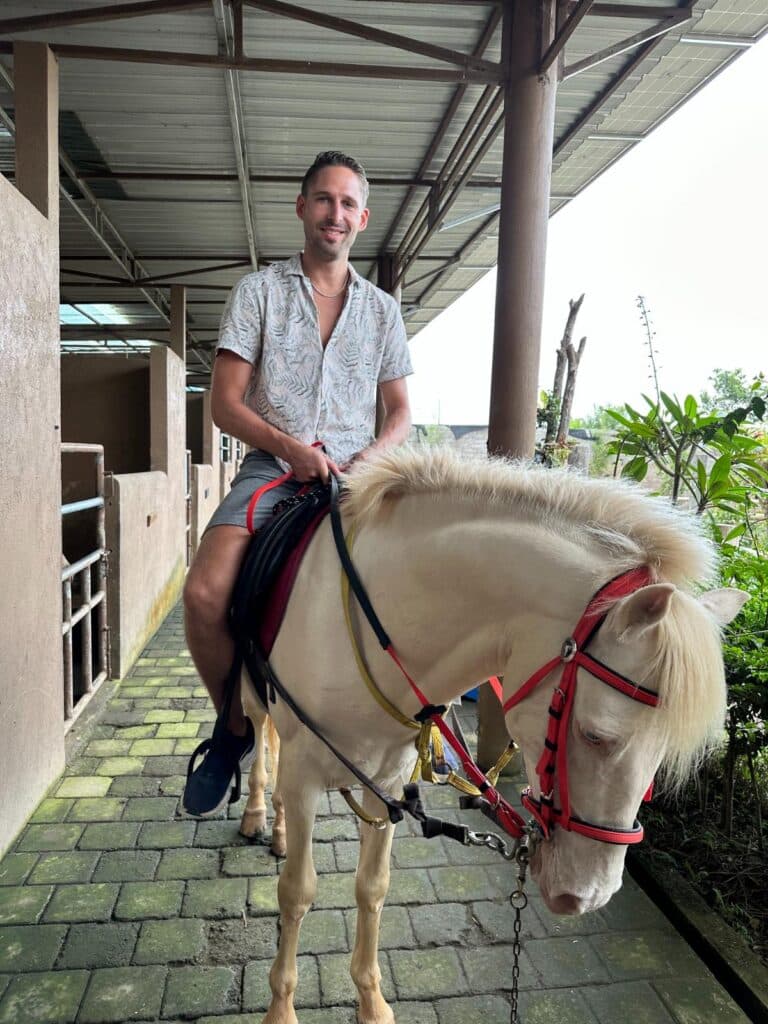 Gast beim Reiten durch das Kaffeeplantagen-Gelände der Munduk Moding Plantation Bali während einer geführten Tour