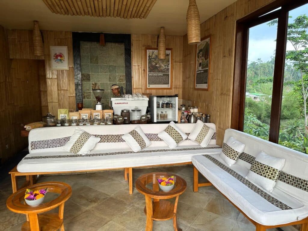 Kaffee- und Teestation in der Lobbylounge der Munduk Moding Plantation Bali mit handwerklicher Kaffeeausstattung und Tassen