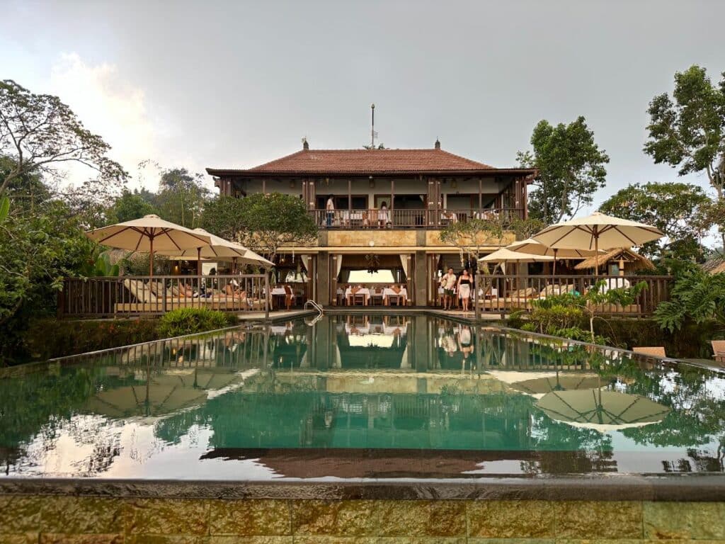Munduk Moding Plantation Bewertung: Mehrgängiges romantisches Abendessen in der Munduk Moding Plantation Bali mit kunstvoll angerichteten Gerichten auf einem kerzenbeleuchteten Tisch