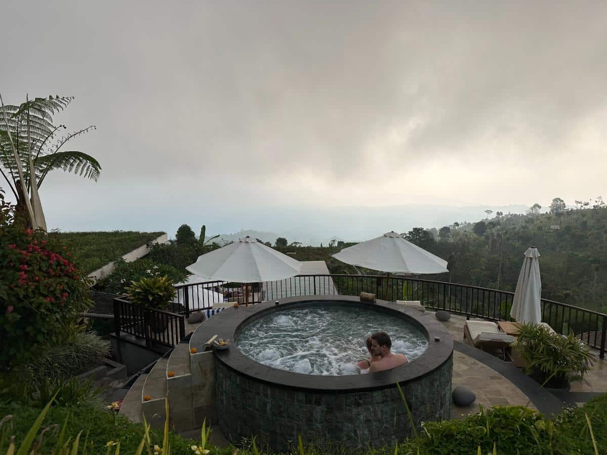 Weiter nebliger Panoramablick über das Hochland der Munduk Moding Plantation Bali mit Schichten tropischen Waldes, die in den Wolken verschwinden