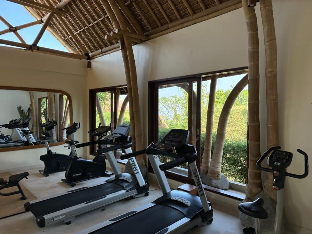 Fitnessstudio des Resorts in der Munduk Moding Plantation Bali mit modernen Cardiogeräten und Tageslichtfenstern