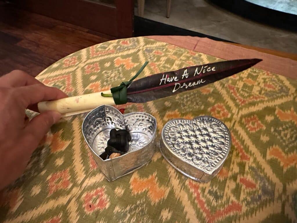 Persönliches Turndown-Geschenk der Munduk Moding Plantation Bali mit handgeschriebener Nachricht und silberner herzförmiger Schmuckdose