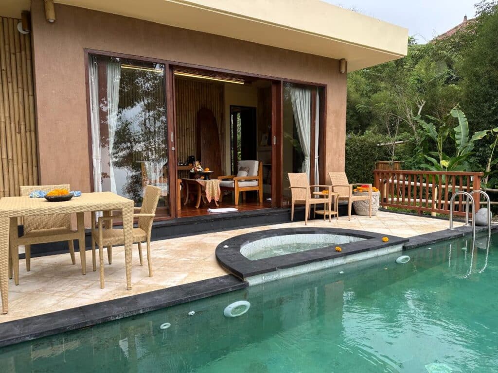Eingangsterrasse der Villa in der Munduk Moding Plantation Bali mit privatem Pool und Außen-Essbereich bei Ankunft