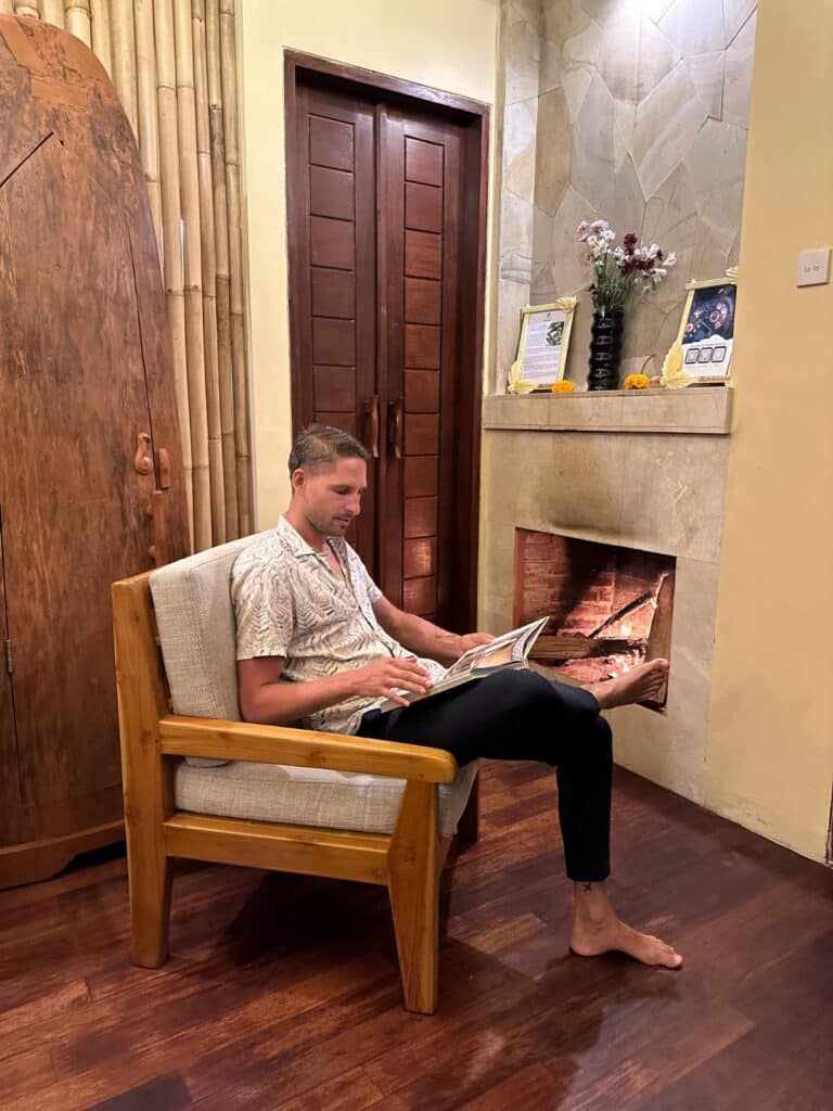 Privater Infinity-Pool der Villa in der Munduk Moding Plantation Bali in der Abenddämmerung mit dschungelbedeckten Hochlandsilhouetten im Hintergrund