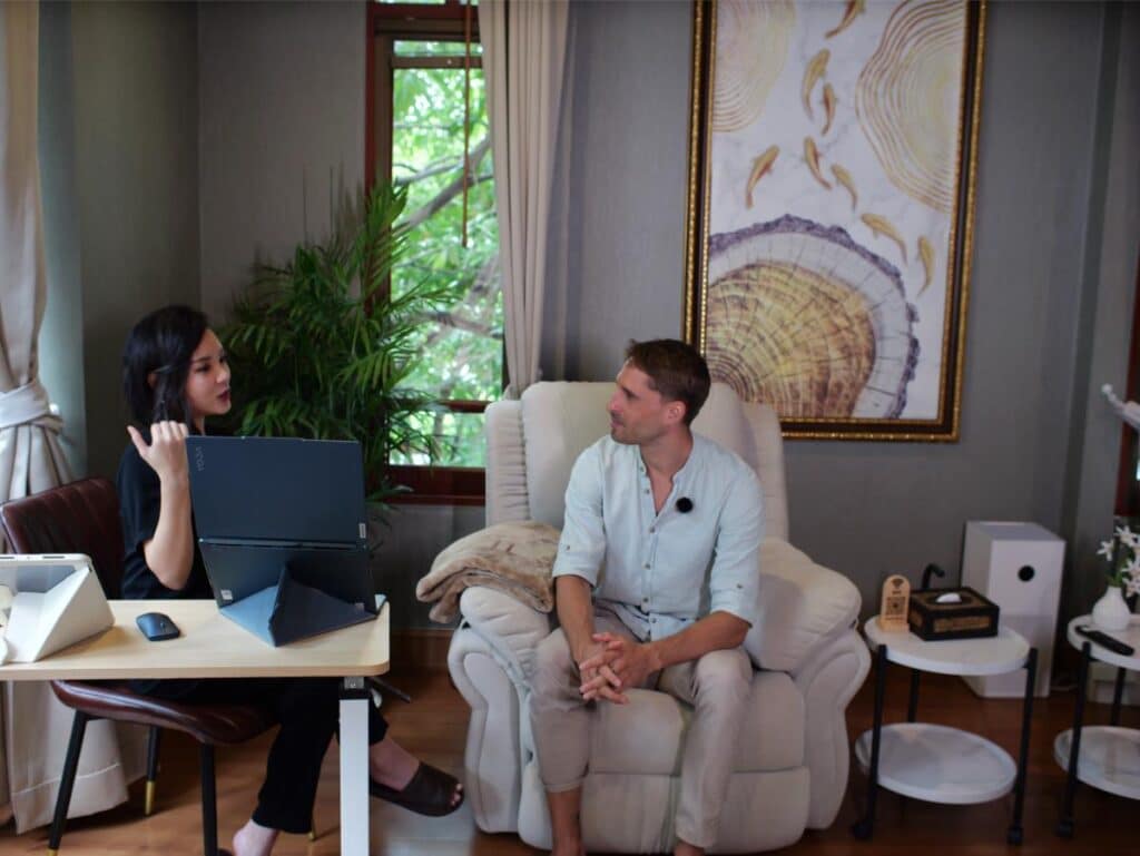 Tim-Kroeger-Founding-Ambassador-Healthi-Life-Longevity-House-Bangkok-Consultation-1-Talking-to-Dr-Petch