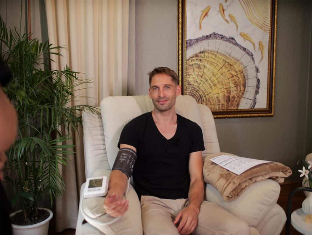 Tim Kroeger reviewing blood panel results with Dr. Petch at Healthi Life Bangkok — Session 2